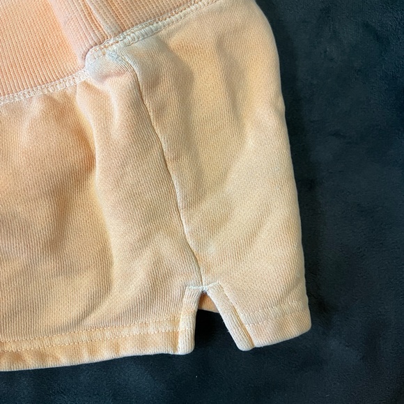 2 for 20$ TNA Aritzia OG Short Shorts - beautiful peach 🍑 colour - XS - Picture 4 of 9